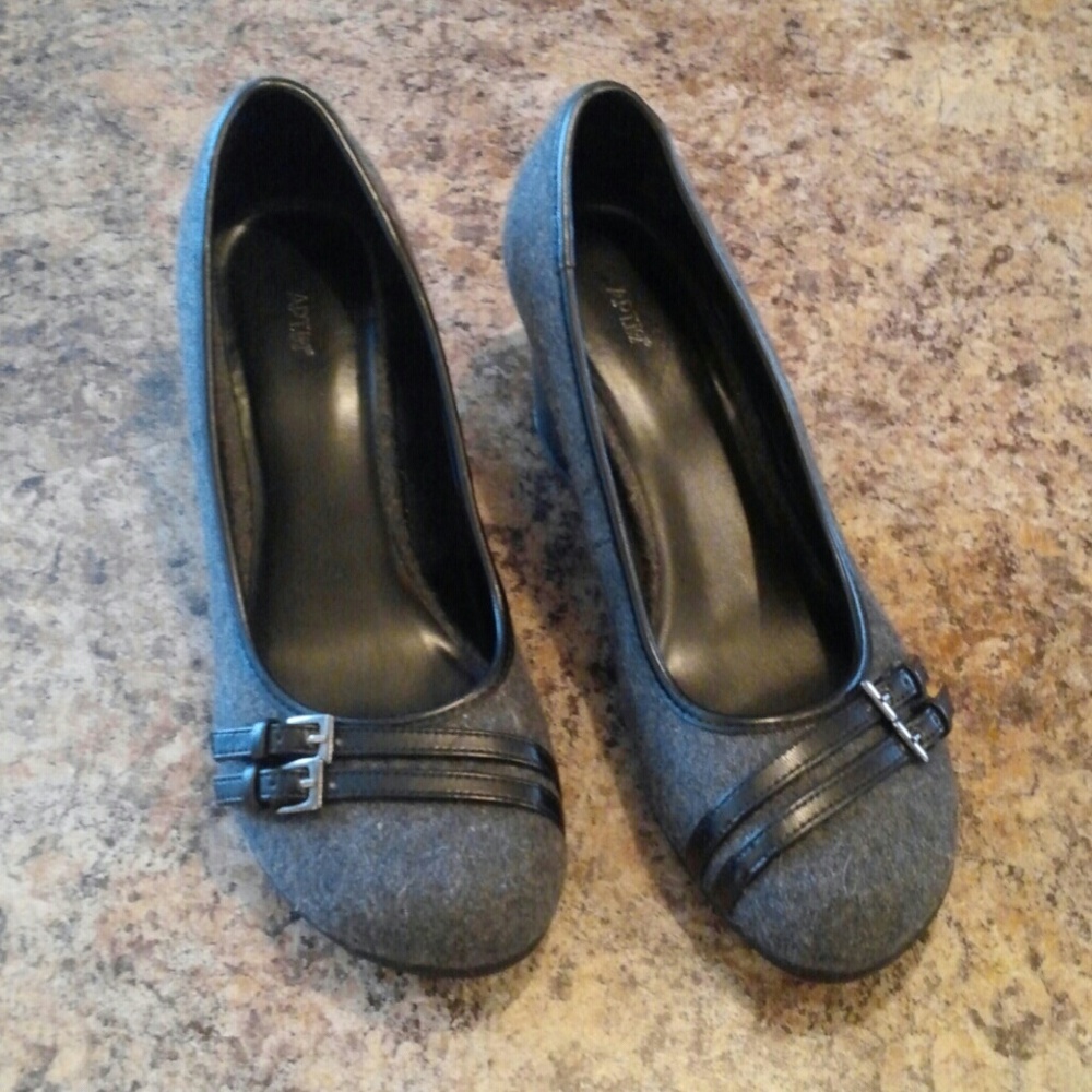 Ladies wedge dress shoe. Apt. 9.